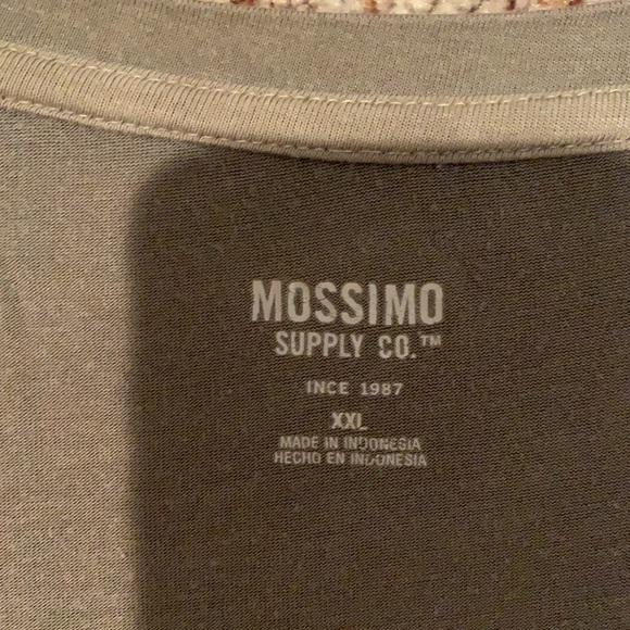 Green front pocket T-shirt - Picture 2 of 2